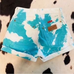 Wrangler Shorts- Buckskin Babe 💙🤍